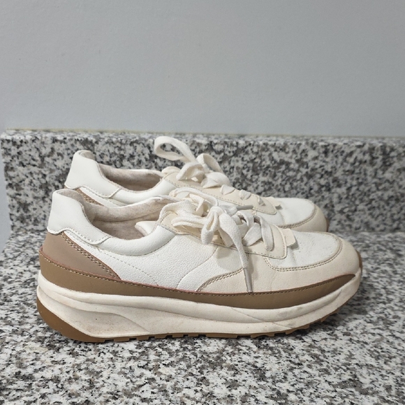 Cushionaire Women's White and Tan Sneakers - Picture 4 of 16
